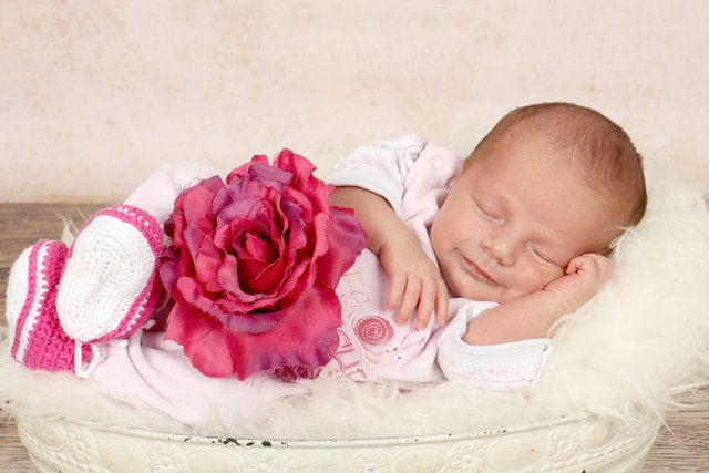 Hallo, ich bin Emily Schöne und am 8.8.17 um 16:16 Uhr habe ich das Licht der Welt in Pforzheim HeliosKlinik erblickt. Grösse 48cm,Gewicht 2.650gr