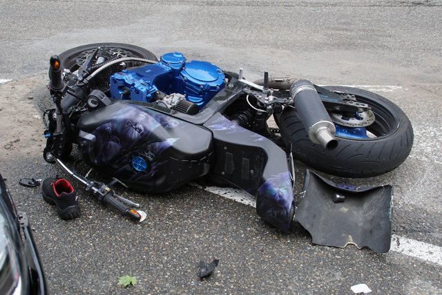 Schwere Verletzungen hat sich ein 46-jähriger Motorradfahrer bei einem Verkehrsunfall am Mittwochmorgen, 13. September, in Königsbach zugezogen.