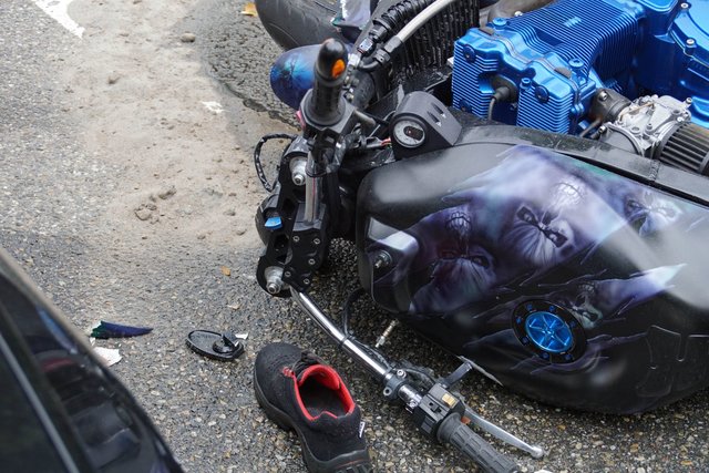 Schwere Verletzungen hat sich ein 46-jähriger Motorradfahrer bei einem Verkehrsunfall am Mittwochmorgen, 13. September, in Königsbach zugezogen.