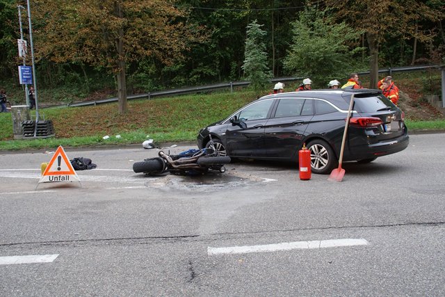 Schwere Verletzungen hat sich ein 46-jähriger Motorradfahrer bei einem Verkehrsunfall am Mittwochmorgen, 13. September, in Königsbach zugezogen.