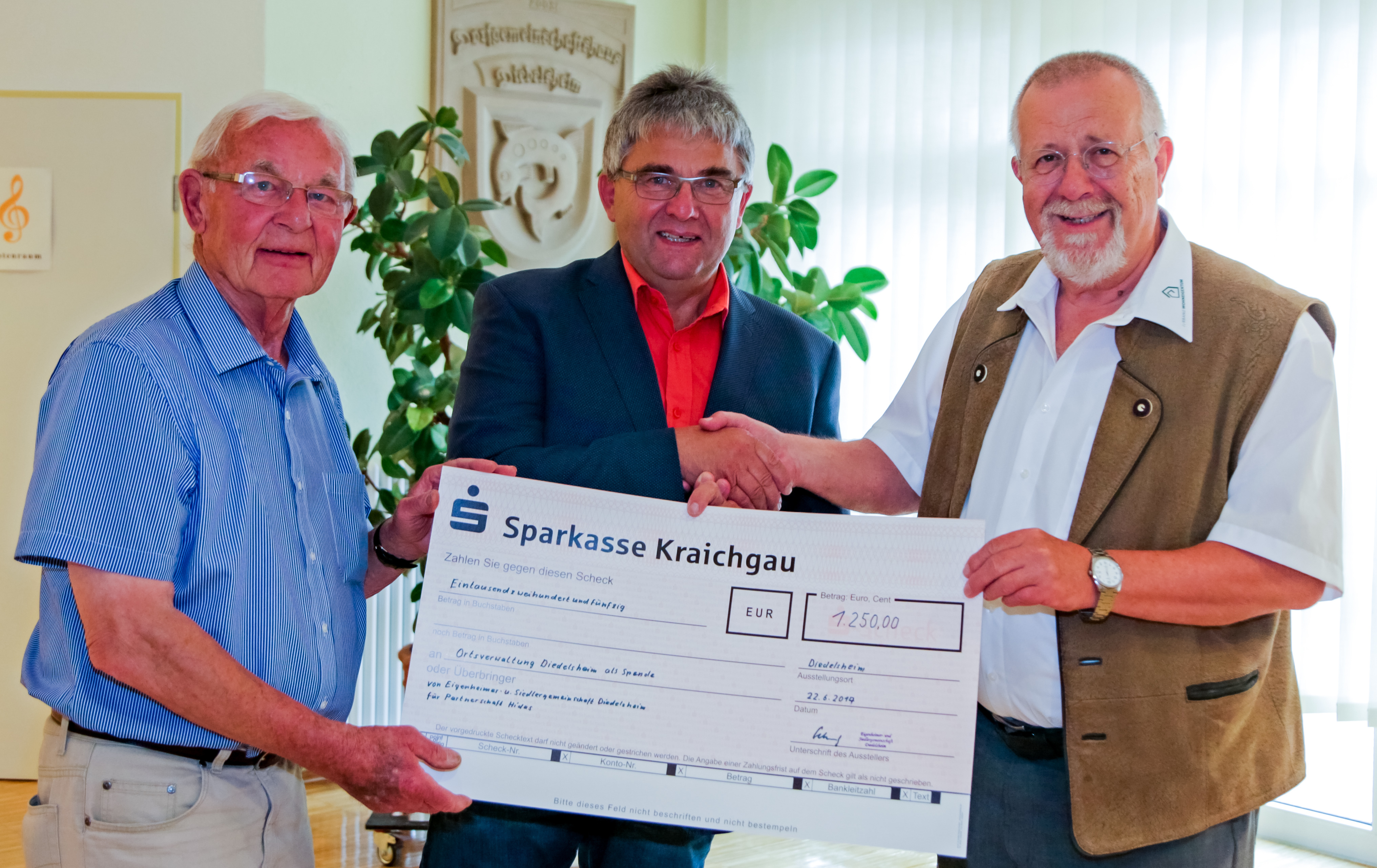 Ortsvorsteher Martin Kern (Mitte) freut sich über den Spendenscheck, überreicht von Winfried Dörr (rechts) und Dieter Schulz.