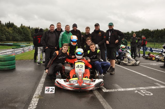 Das gesamte Team #42 und #142 vor dem Start