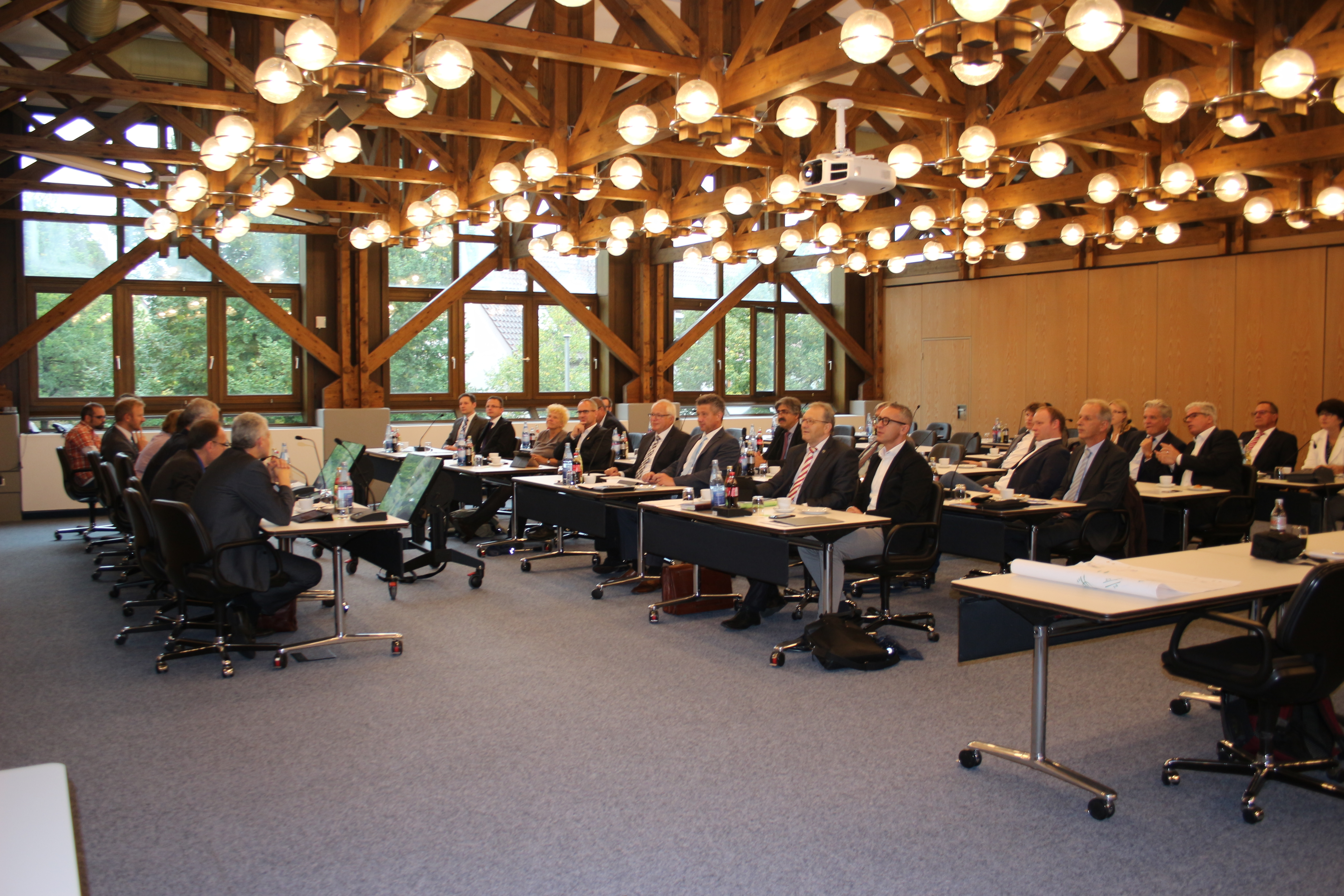 Vertreterinnen und Vertreter der Gemeinden des Landkreises Karlsruhe sowie des Kreistages trafen sich im Brettener Rathaus zu einem kommunalpolitischen Gespräch mit Regierungspräsidentin Nicolette Kressl und Landrat Christoph Schnaudigel.