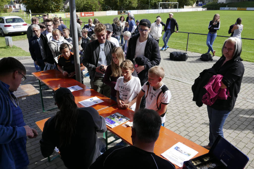 Eine lange Schlange bildete sich beim Verkaufsstart der Sticker und der dazugehörigen Alben mit Fußballern aus Büchig und Neibsheim: Ein Höhepunkt des dreitägigen Festwochenendes zum 70. Jubiläum der Kickers Büchig.