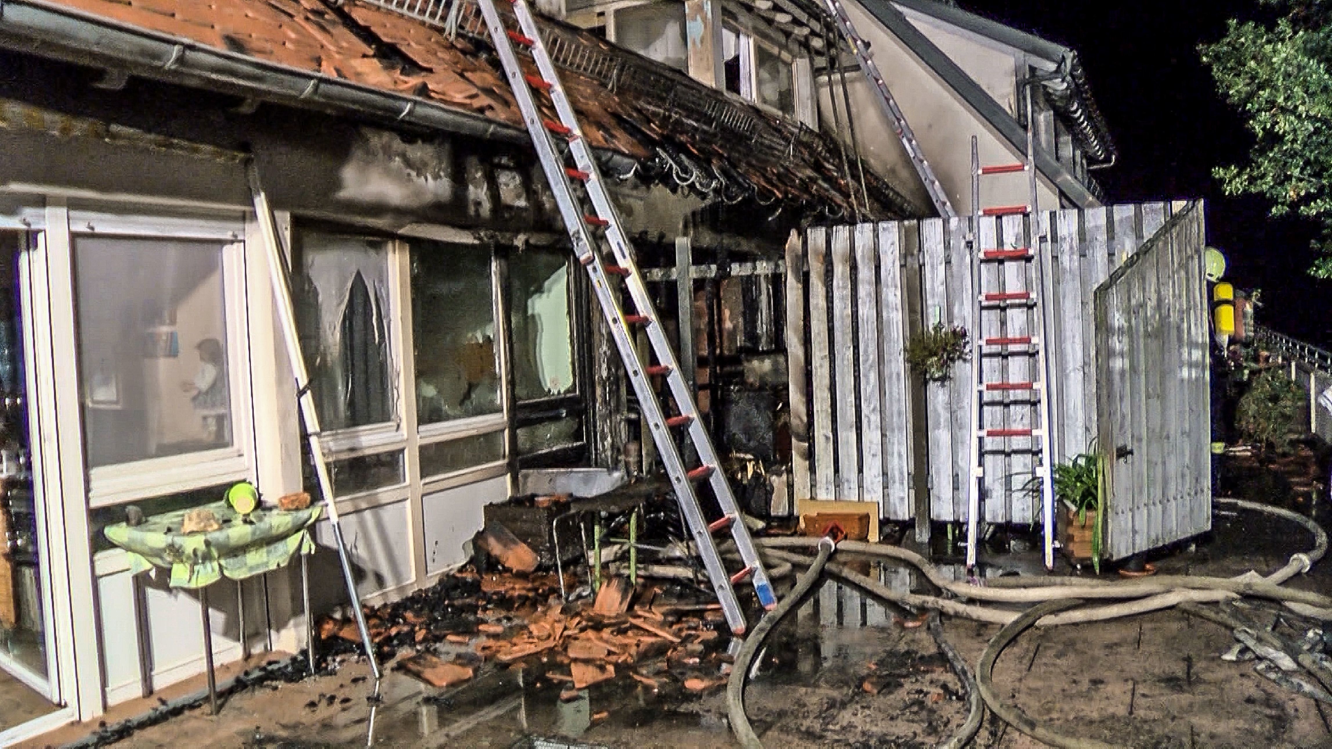 Beim Brand eines Mehrfamilienhauses in der Badgasse in Neubulach sind zwei Menschen ums Leben gekommen, neun Menschen wurden zum Teil schwer verletzt.