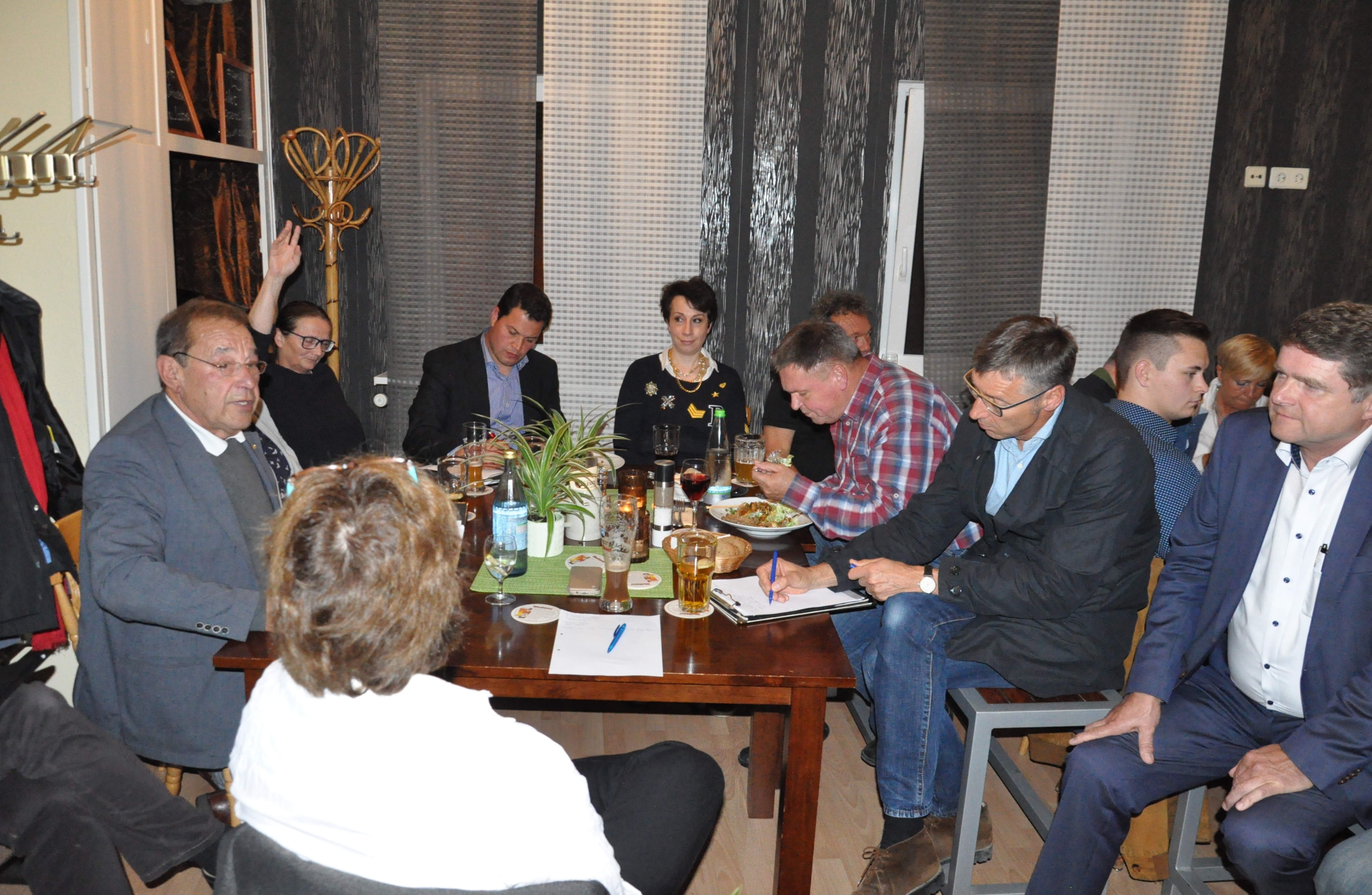 Wer bestimmt die Stadtentwicklung: Amtsinhaber Martin Wolff (rechts) und sein Vorgänger Paul Metzger (links) schenkten sich im Verlauf der Debatte bei der VBU nichts. Foto: ch