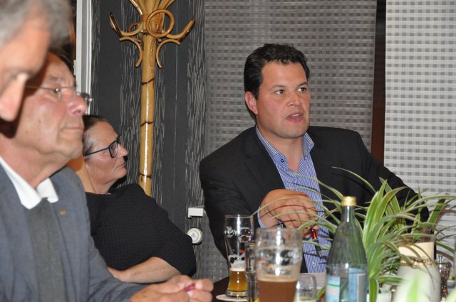 OB-Kandidat und Stadtrat Aaron Treut (rechts) verwahrte sich gegen den Vorwurf, der Gemeinderat sei der "Totengräber der katholischen Altenpflege in Bretten". Foto: ch