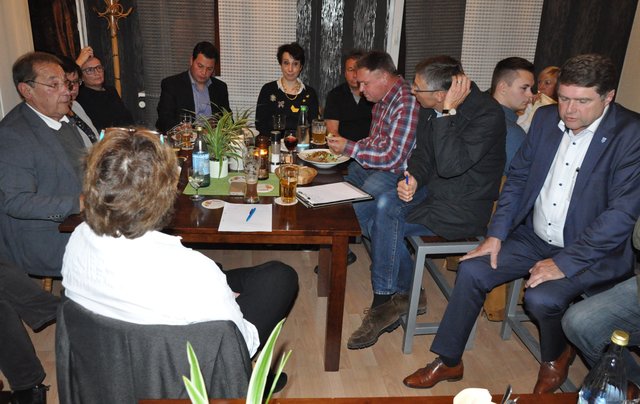 Austeilen und einstecken: Zwei Stunden lang wurde auf engstem Raum intensiv diskutiert. Foto: ch