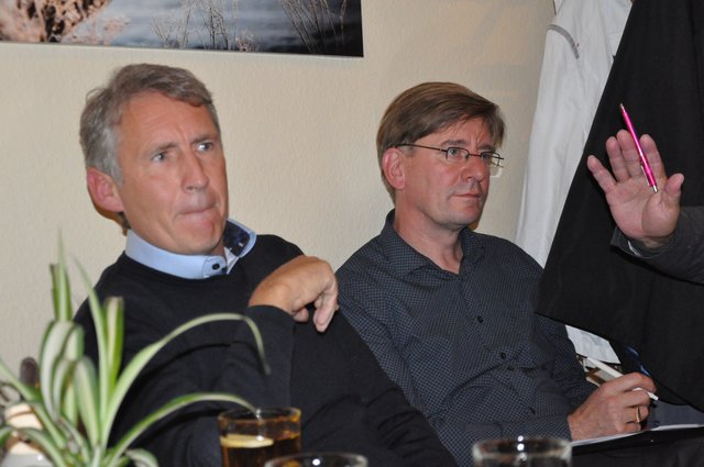 Zuhören und erwidern: Markus Vierling (links) hört sich eine Aussage von Paul Metzger (Hand rechts) an. Foto: ch