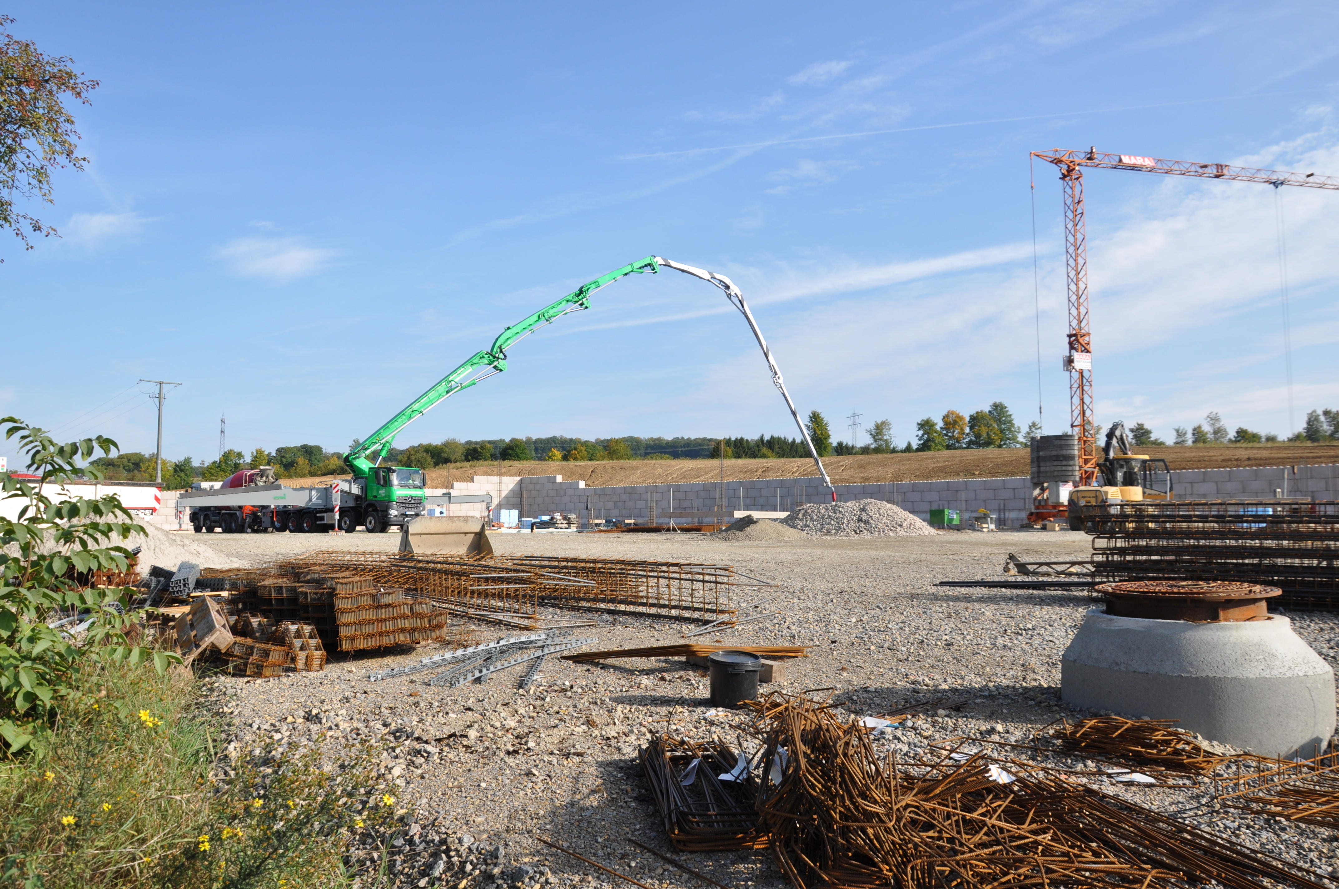 22. September: Im hohen Bogen wird der flüssige Beton über ein Rohr auf den Bauplatz gepumpt.