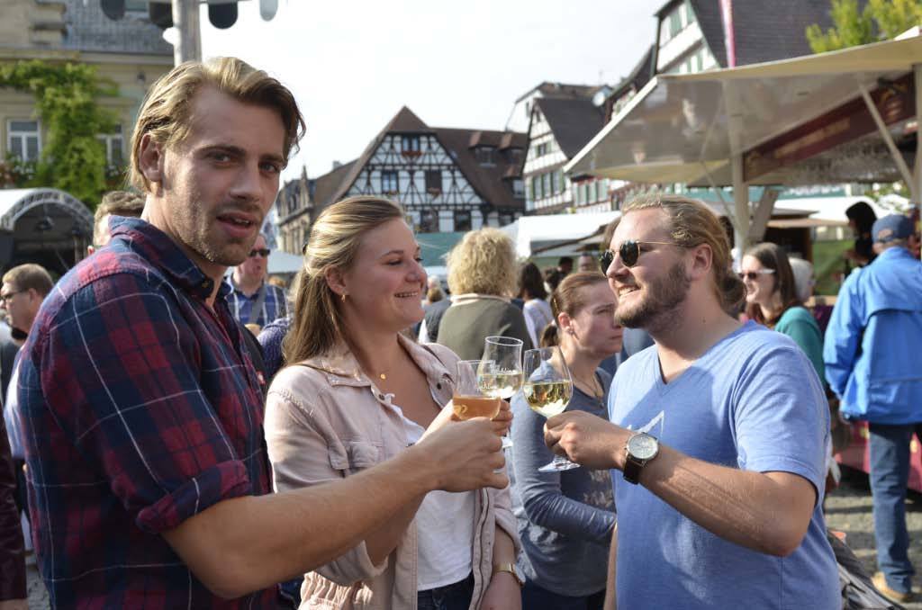 Beim Wein da ist gut sein: Tausende Besucher zählte der Brettener Weinmarkt am Sonntagnachmittag. Neben den Weinständen- und -lauben hatten auch die Geschäfte in der Innenstadt geöffnet und lockten mit Schnäppchen. (Fotos: wod)