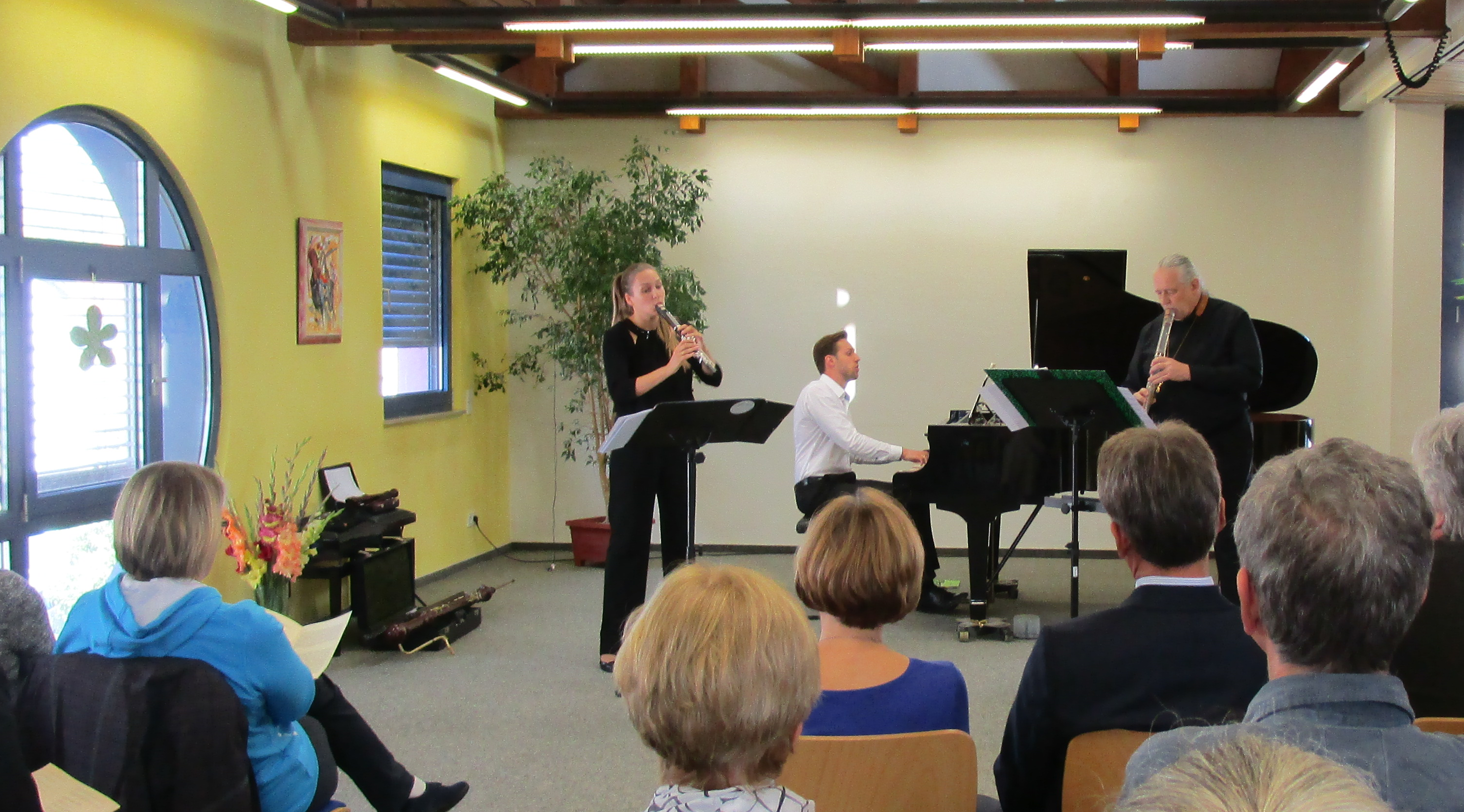 Carolin Elena Fischer, Johannes Fischer und Adrian Fischer im vollbesetzten Saal der JMS Bretten.