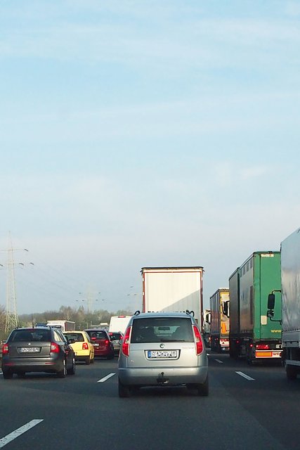 Am Stauende sollte man genügend Abstand halten, um notfalls ausweichen und dem Hintermann den zusätzlichen Raum zum Abbremsen zur Verfügung stellen zu können. Foto: djd/HDI Versicherung AG