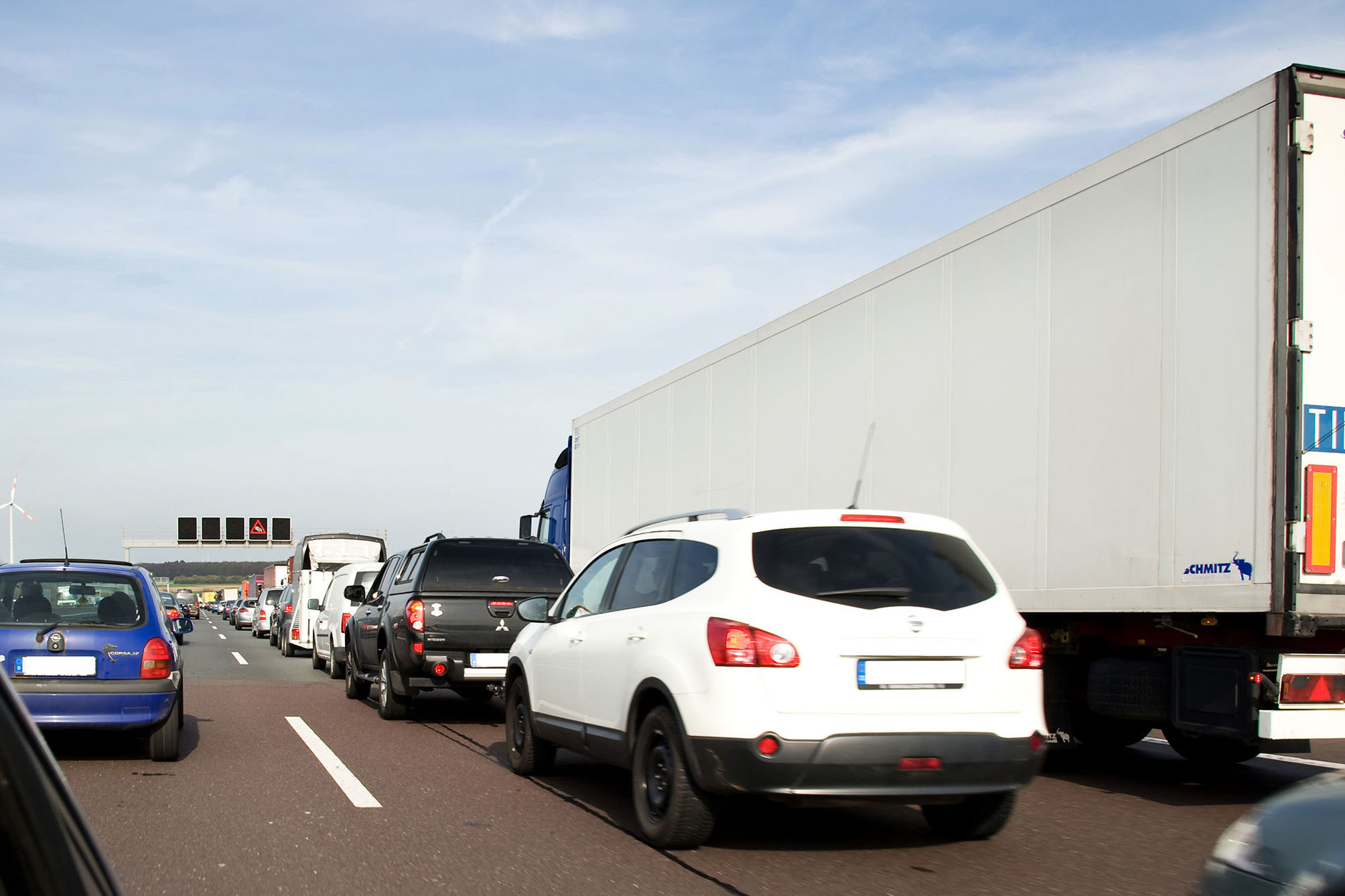 Auch die Psyche ist im Stau gefordert: Stop-and-go ist meist nervenaufreibend. Um zusätzlichen Stress zu vermeiden, nimmt man die Verzögerung am besten als gegeben hin. Foto: djd/HDI Versicherung AG/Sigrun Bilges