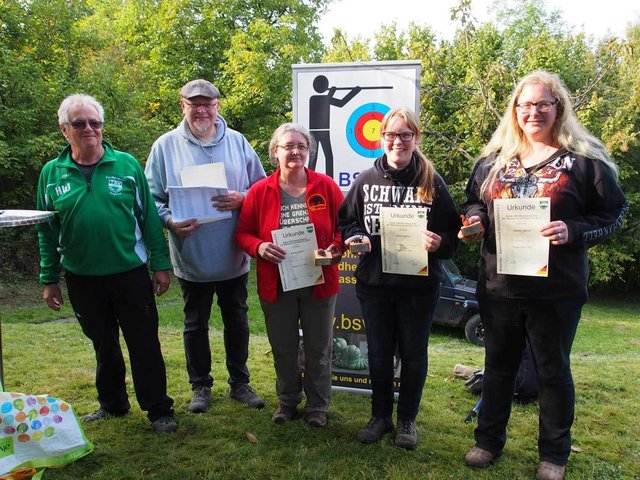 v.l. Vorstand TSV Rinklingen Hans Winterkorn, Vorsitzender Blasrohrsportverband Egon Weiler, 2. Sabine Wolf, 1. Chantal Lohmeyer, 3. Melanie Leier
