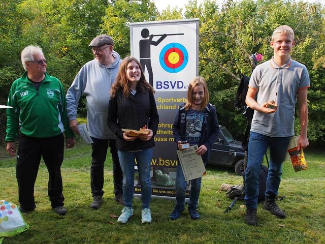 v.l. Vorstand TSV Rinklingen Hans Winterkorn, Vorsitzender Blasrohrsportverband Egon Weiler, 3. Alina Benz, 1. Hannah Jung, 2. Patrick Meier