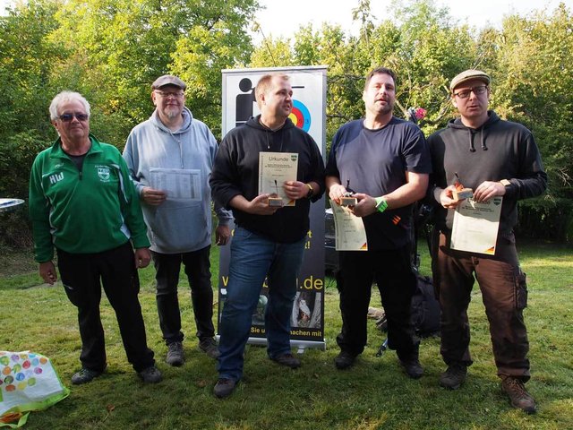 v.l. Vorstand TSV Rinklingen Hans Winterkorn, Vorsitzender Blasrohrsportverband Egon Weiler, 2 Thomas Praml, 1. Michel Speth, 3. Achim Jung