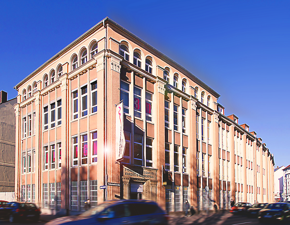 Trotz des großen Gebäudes: Die Akademie für Kommunikation an der Habermehlstraße in Pforzheim ist eine kleine Schule mit familiärem Charakter.