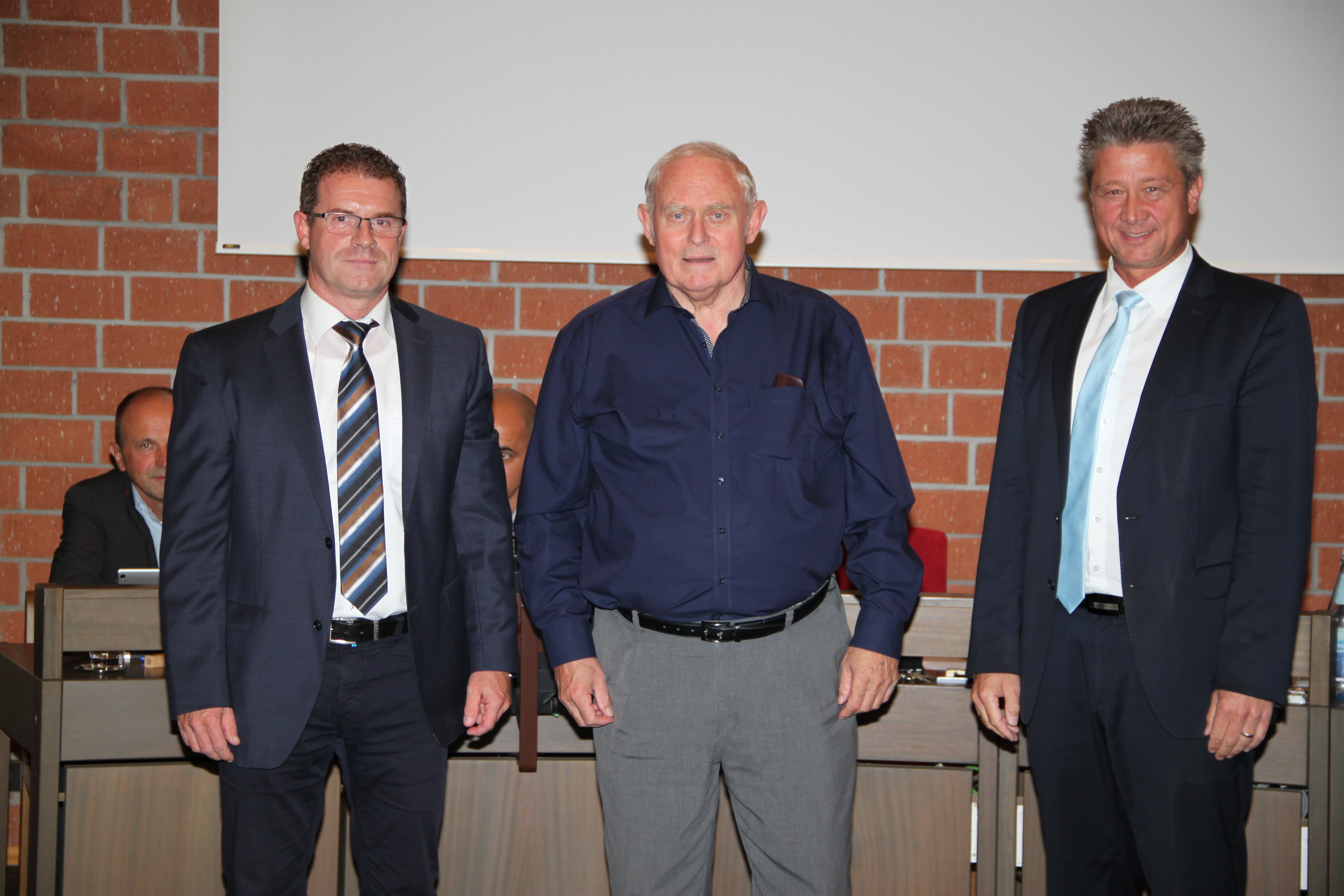 Peter Buchart (FWV) aus Unteröwisheim (Mitte) scheidet aus dem Gemeinderat aus. Für ihn rückt Fraktionskollege Christian Krauß (links) nach, hier im Bild zusammen mit Bürgermeister Ulrich Hintermayer.