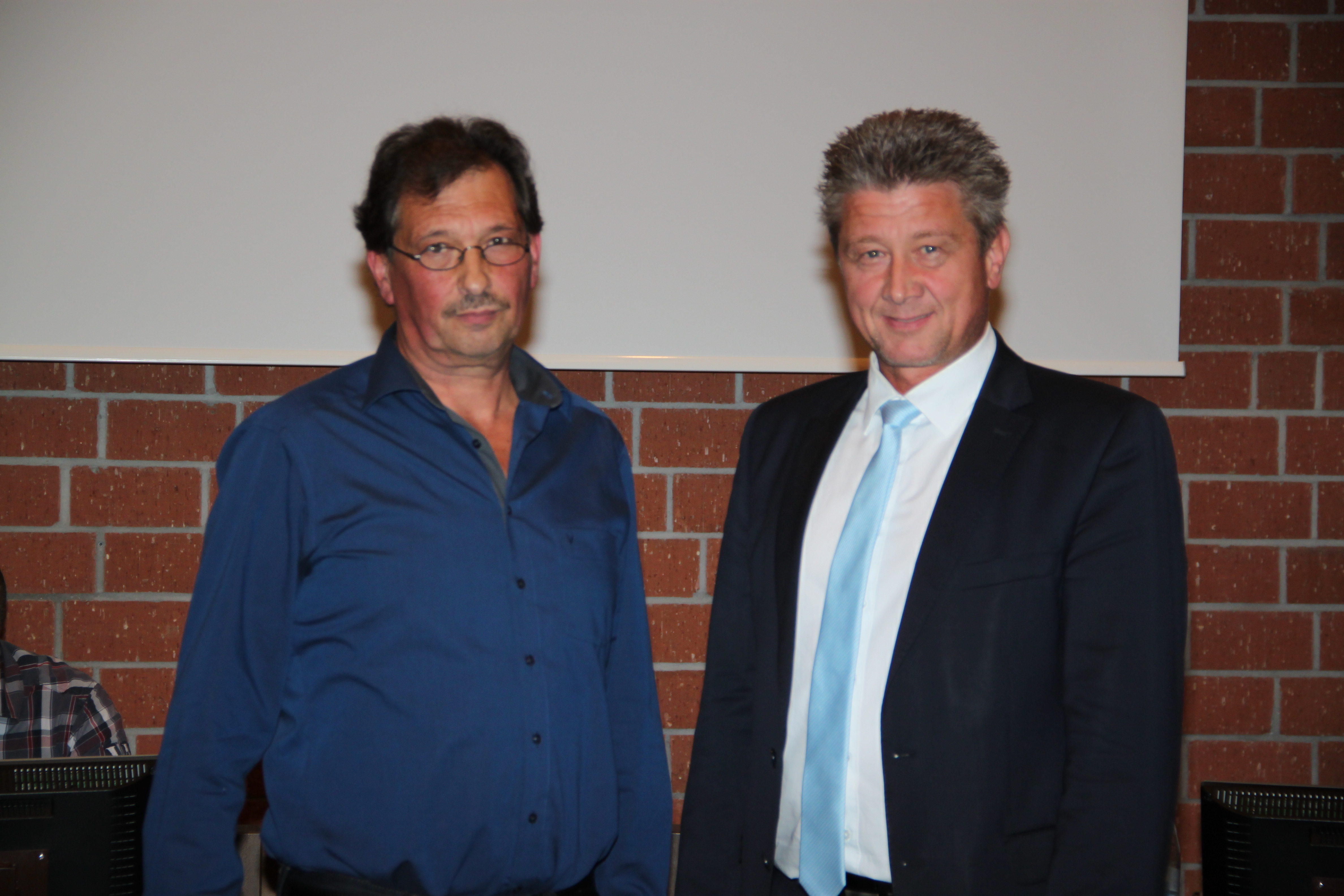 Reinhard Müller (FWV) aus Gochsheim (links) wurde zum neuen dritten Bürgermeisterstellvertreter gewählt.