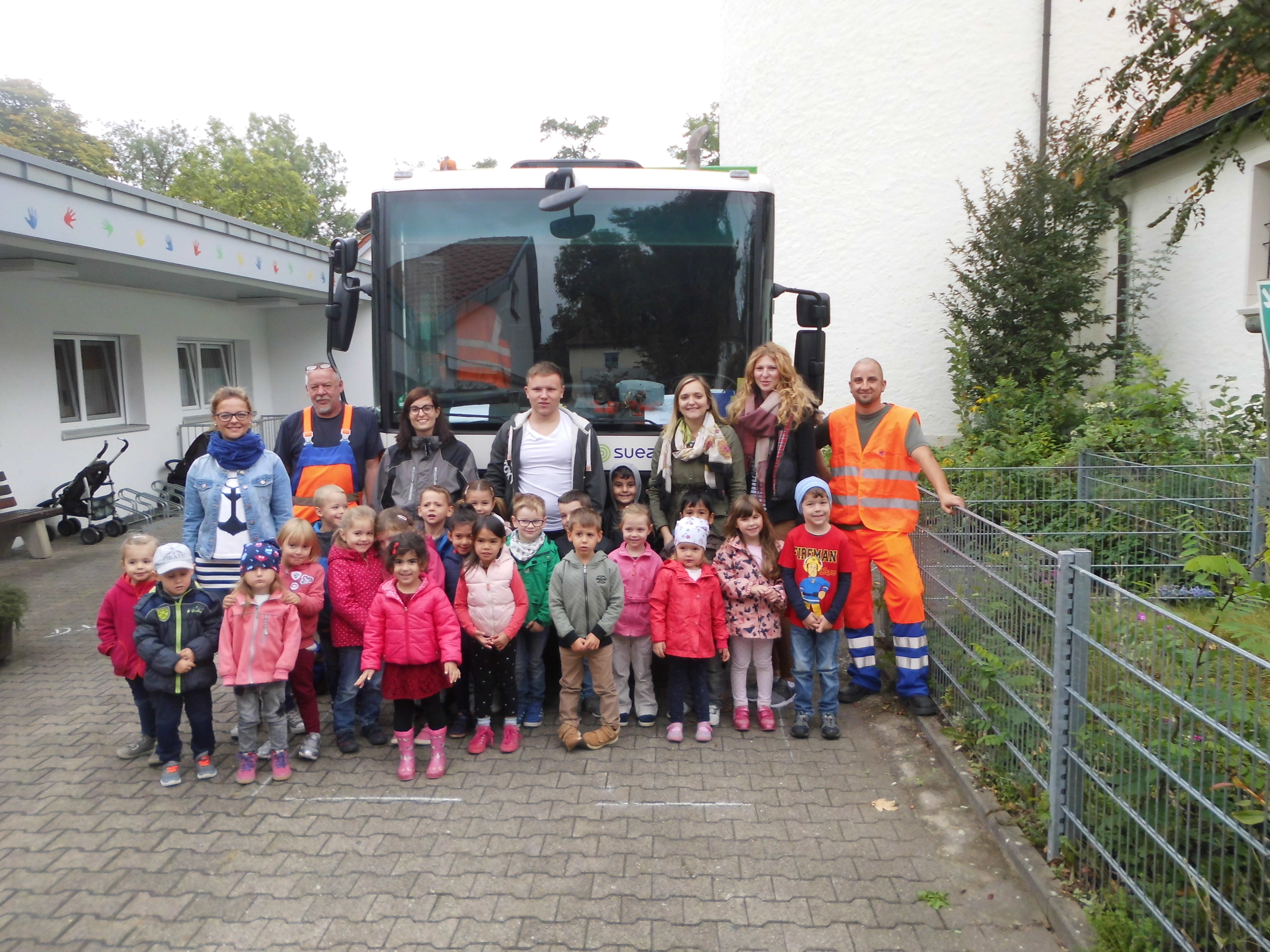 Ein Sperrmüllauto samt orangener Besatzung war zu Besuch in der Kath. Kita St. Albert in Bretten.