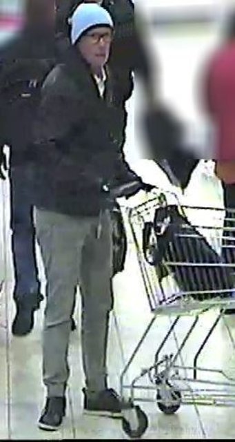 Die Bilder zeigen den mutmaßlichen Erpresser. | Foto: Polizei