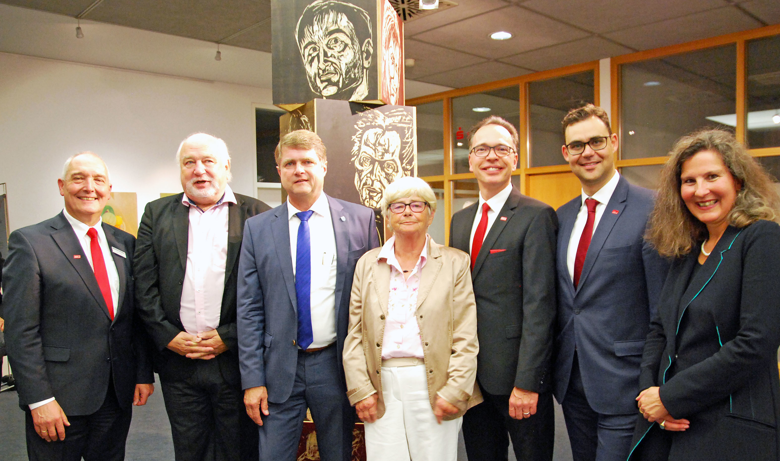 Bei der Ausstellungseröffnung in der Sparkasse (von links): Regionaldirektor Gerhard Obhof, Wolfgang Dörenbecher-Vetter (Kunstverein), Oberbürgermeister Martin Wolff, Uta Goppelsröder-Jahn (Kunstverein), Vorstandsmitglied Michael Reichert, Regionaldirektor Markus Lang und Kunsthistorikerin Maria Lucia Weigel.