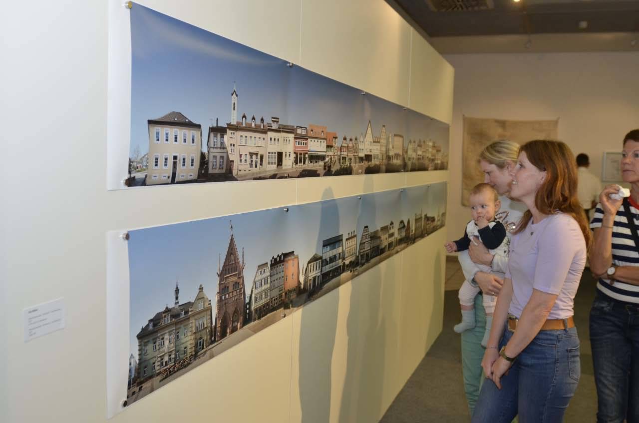 Foto einmal anders: Auch die Melanchthonstraße wird in diesem Kunstwerk zur Kunst. Noch bis 19. November sind in ganz Bretten Werke von 15 Künstlern zu sehen. (Fotos: wod)