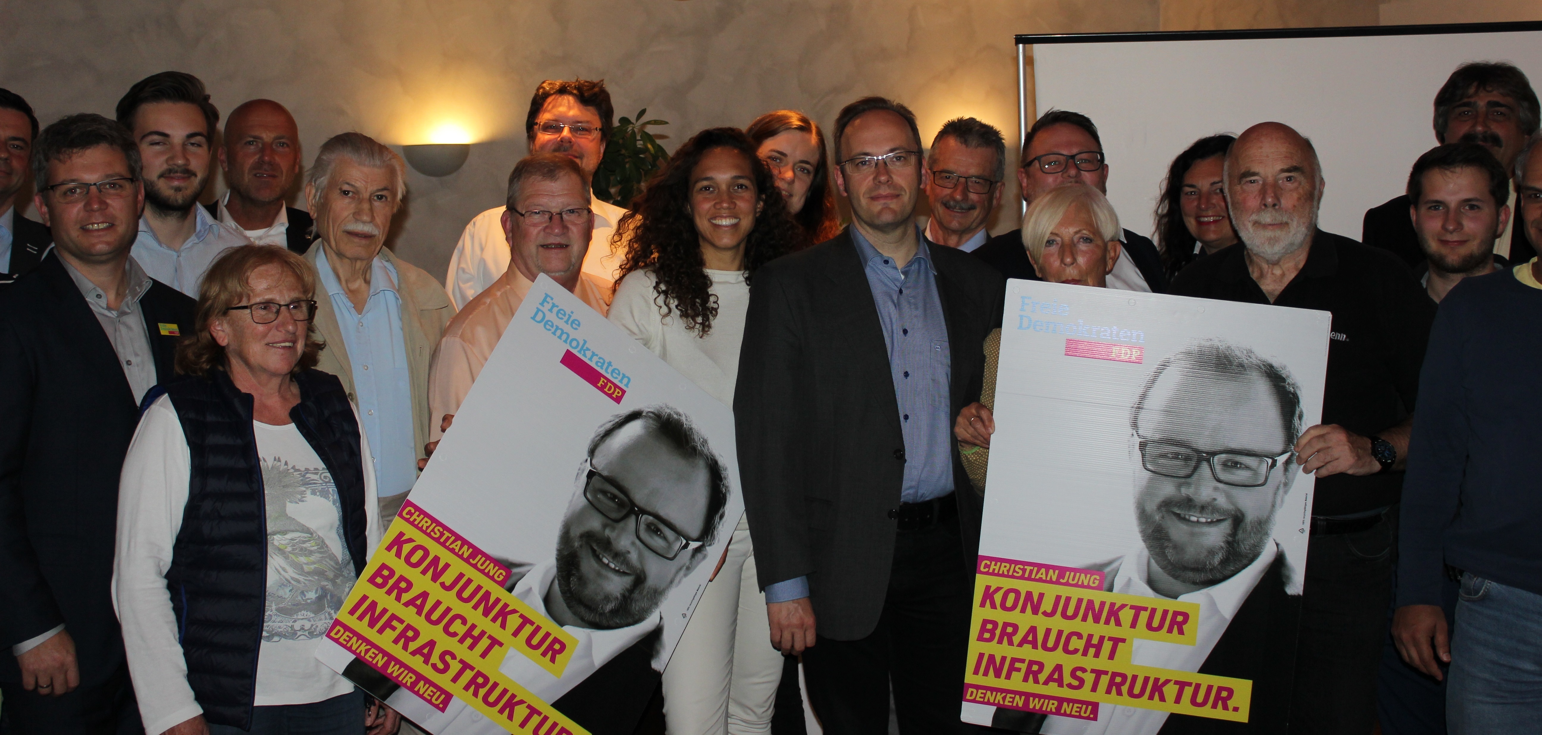 Bei einer Mitgliederversammlung der Kreis-FDP in Jöhlingen wurde gefeiert, dass Dr. Christian Jung zum neuen Bundestagsabgeordneten gewählt wurde und die liberalen nun drittstärkste Partei im Wahlkreis 272 Karlsruhe-Land sind. (Foto: AS)