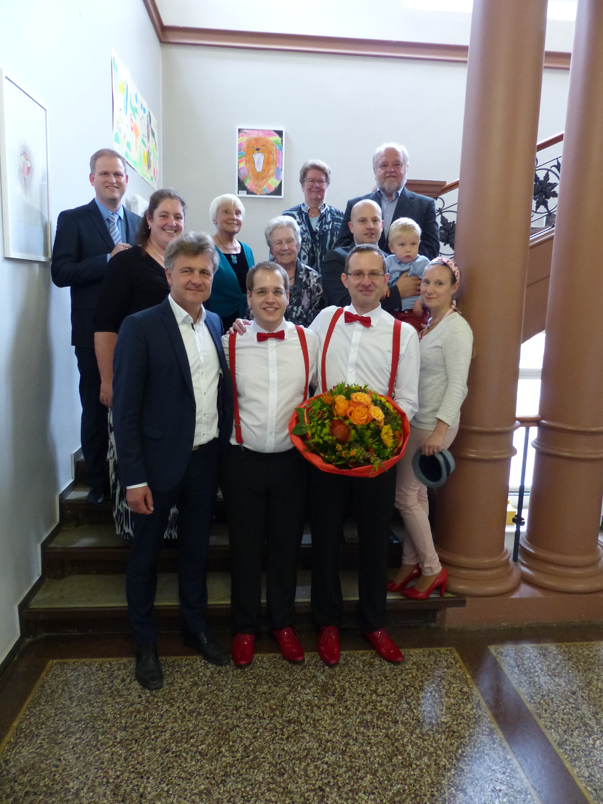 Glückliche Hochzeitsgesellschaft: Oberbürgermeister Frank Mentrup, Andreas Müller, Markus Elbert (unten, von links) beim Gruppenbild mit Gästen im Standesamt in der Kaiserallee.