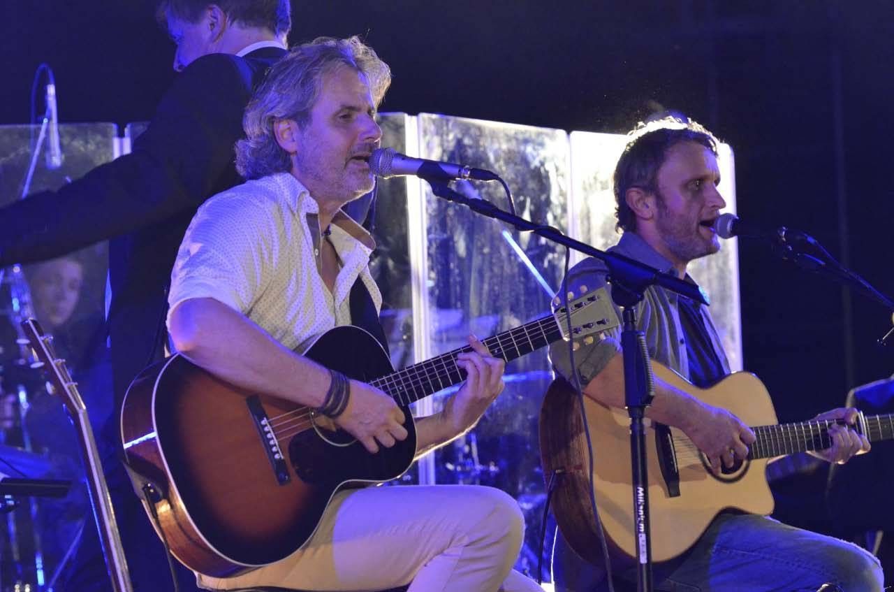 Thomas Wacker und Thorsten Gary (v.l.) alias "Graceland" rockten mit ihren Songs von Simon and Garfunkel und mit Unterstützung der Leipziger Philharmonie am Sonntagabend die Brettener Stadtparkhalle. (Fotos: wod)
