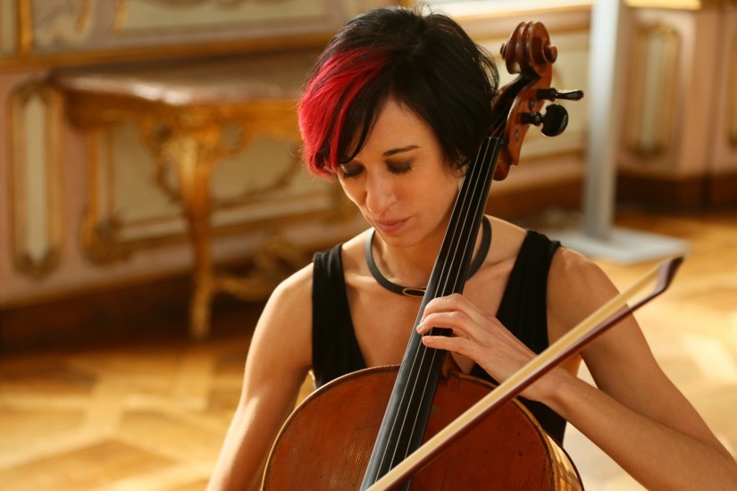 Nicht nur Klassik ist möglich sondern jede erdenkliche Musikrichtung, nicht nur Begleitinstrument sondern sich selbst genügend, „schwingt, swingt und singt, weint, lacht und tanzt das Cello.