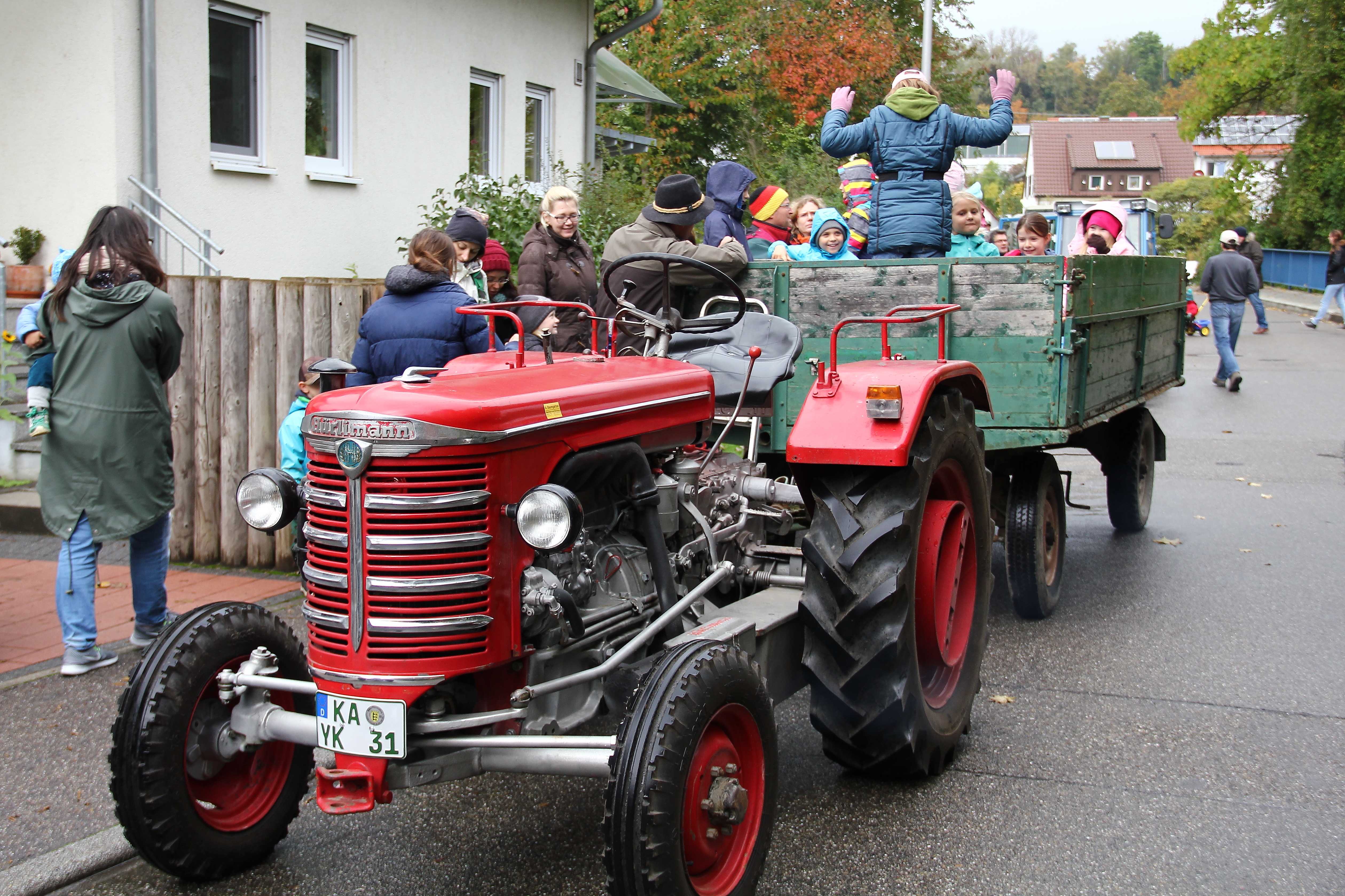 Aufstellung zur Bulldogparade beim Mostfest 2016 in der Saalbachstraße