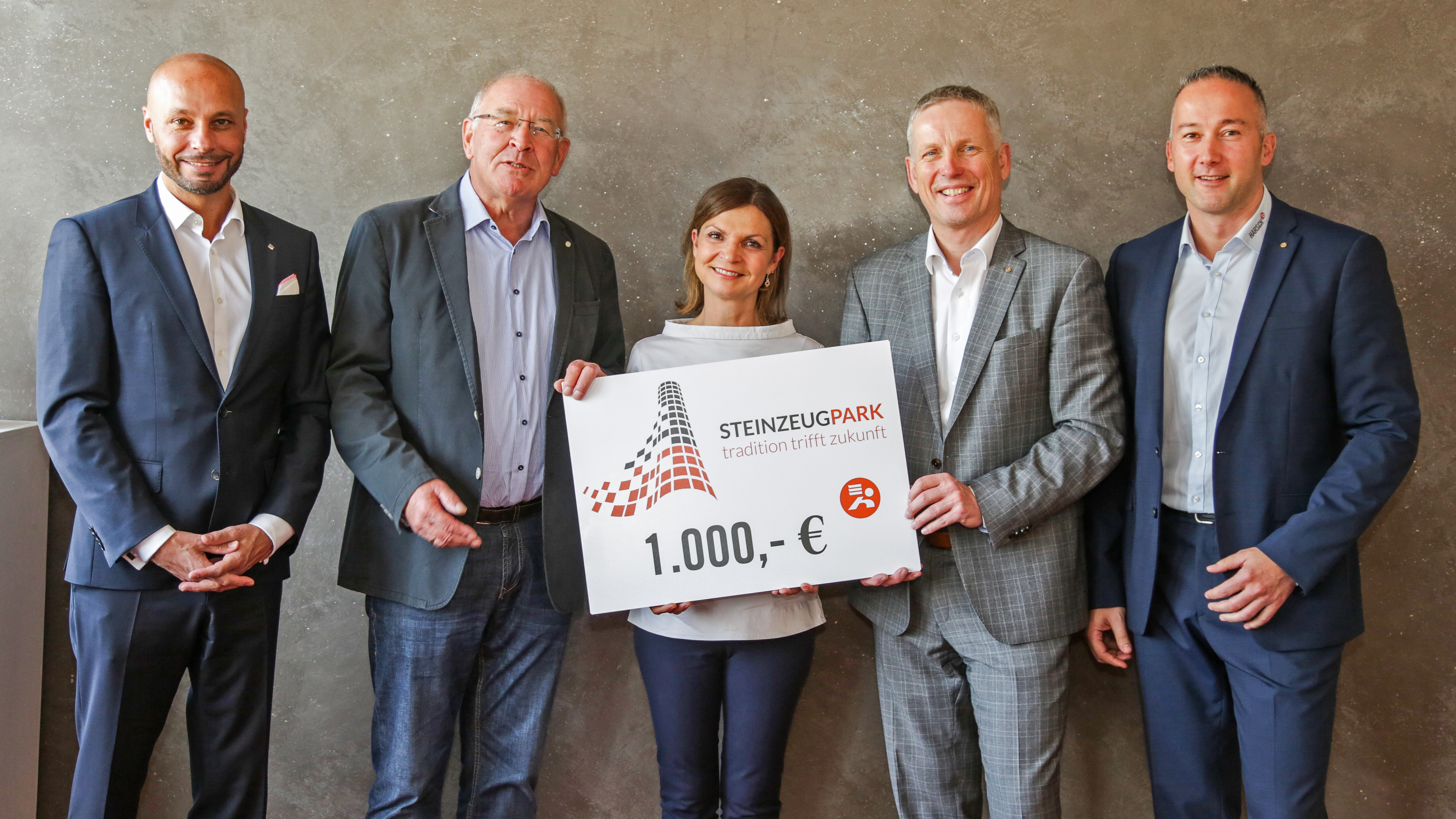 Spender und Beschenkte (von links): Bernd Fleischer (Schürrer & Fleischer Immobilien), Werner Hupbauer (Förderverein Christophorushilfe), Ursula Wagenführer (Schürrer & Fleischer Immobilien), Rolf Harsch (Harsch Bau) sowie Andreas Neff (Harsch Bau).