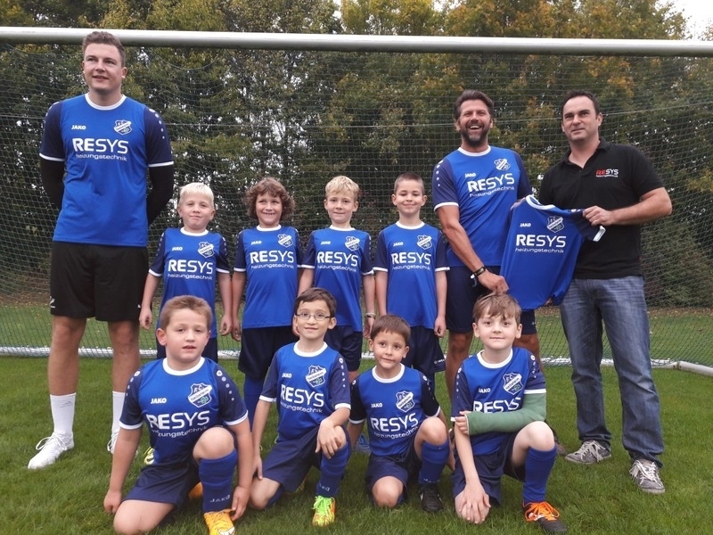 Die Neibsheimer F-Junioren mit ihren Trainern Philipp Hauk (links) und Ingo Jäger (2. v. rechts) präsentieren zusammen mit Firmenchef Markus Weischedel (rechts) ihr neues Trikot