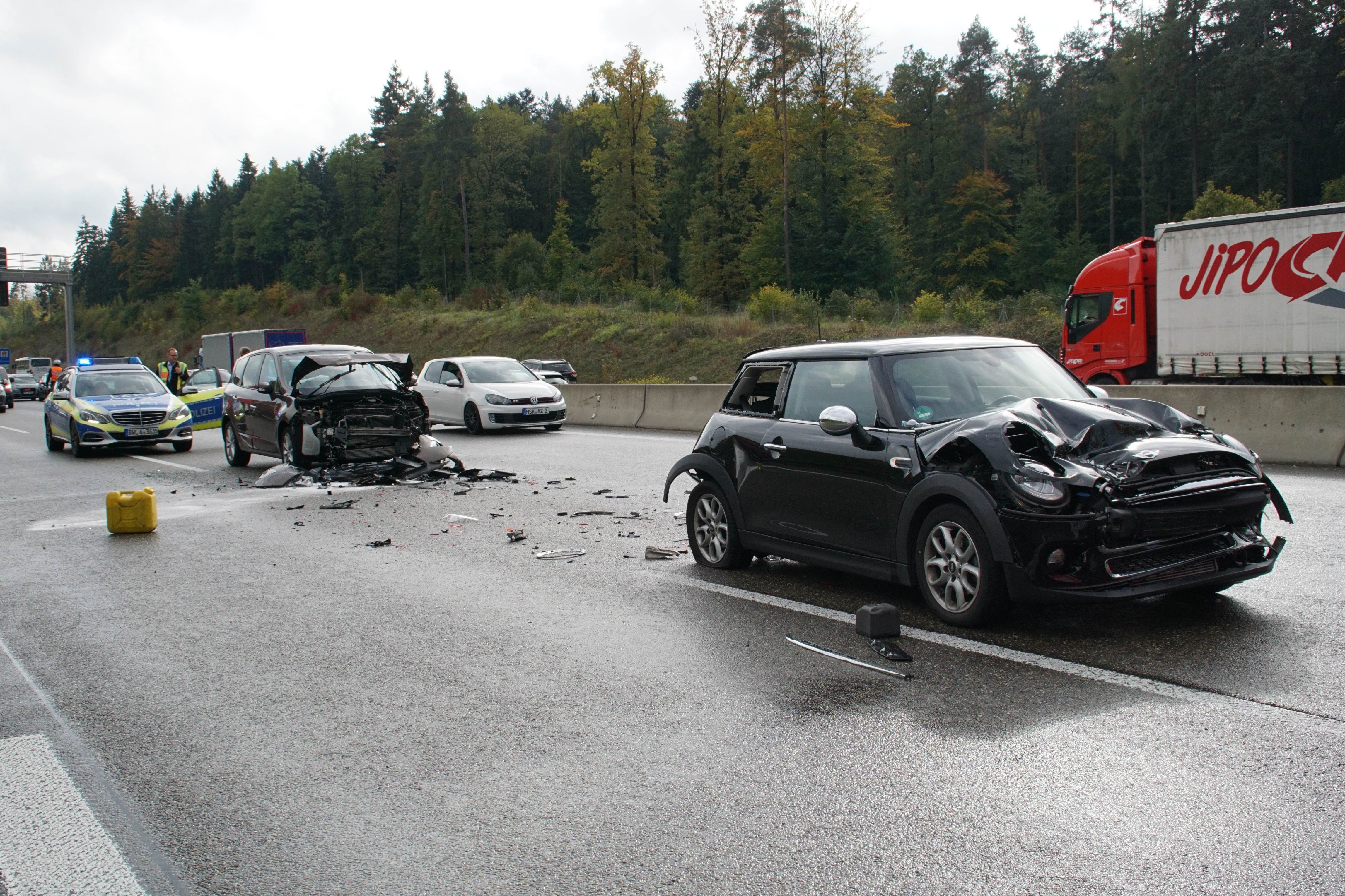 Bei Pforzheim wurden zwei Autos und ein Kleintransporter in einen folgenschweren Verkehrsunfall verwickelt.