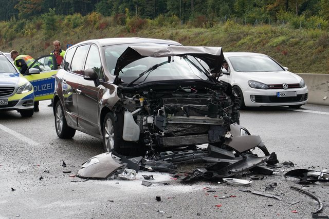 Bei einem Unfall auf der A8 bei Pforzheim wurden fünf Menschen verletzt. | Foto: SDMG/Gress
