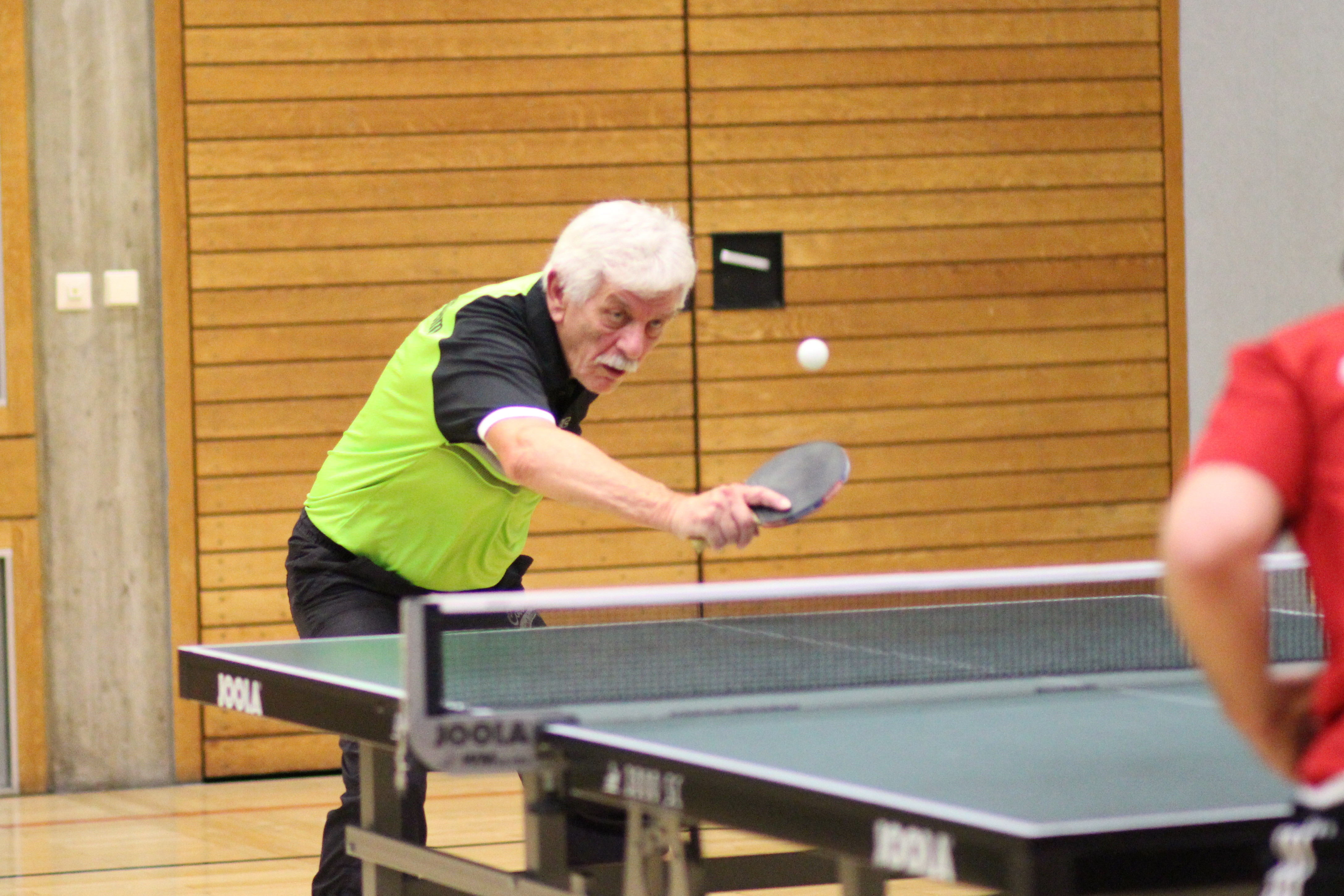 Gerhard Preitschopf hat den Ball und den Gegner fest im Blick