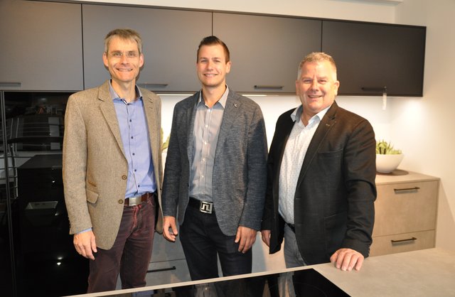 Völkle Möbel: Inhaber Rüdiger Völkle, Sohn Benjamin Völkle und Küchenfachberater Stefan Krüger (von rechts) empfehlen einen Blick in die Küchenabteilung. Foto: ch
