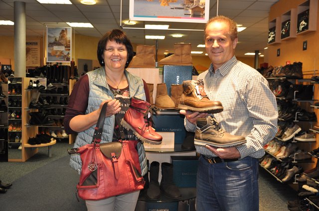 Schuhhaus Föller: Regine und Ralf Schuy präsentieren die Herbstneuheiten der Schuh- und Taschenmode. Foto: ch
