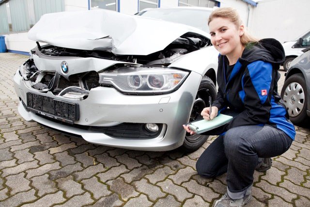 Berger GmbH: Andrea Berger begutachtet den Schaden an einem Unfallfahrzeug. | Foto: Berger GmbH