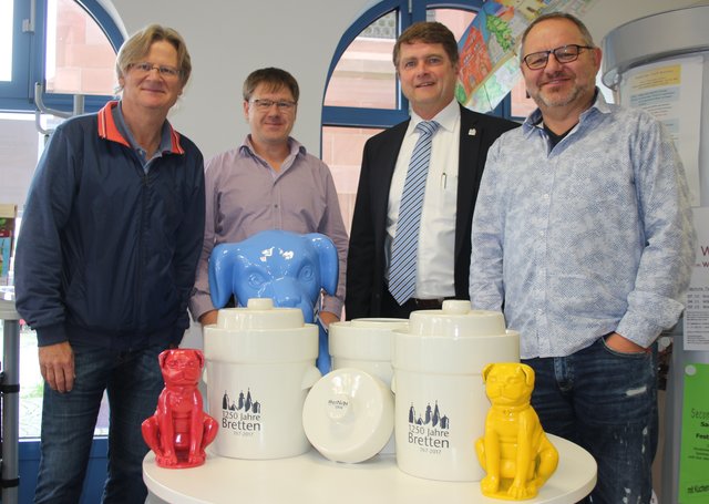 Oberbürgermeister Martin Wolff (Zweiter von rechts) freut sich über die Idee der Garküche, hier vertreten durch Peter Maier (links), Peter Steiner (Zweiter von links) und Leo Vogt.