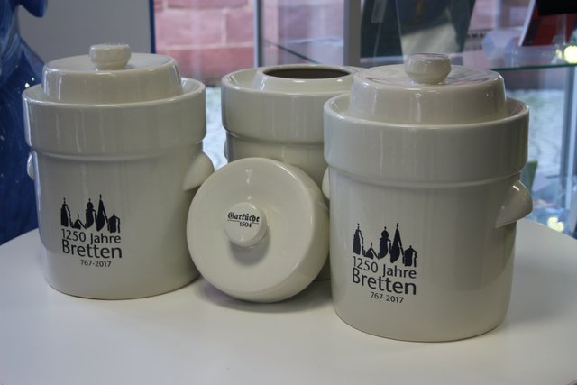 Die Gärtöpfe sind bei der Tourist-Info am Marktplatz in Bretten erhältlich.