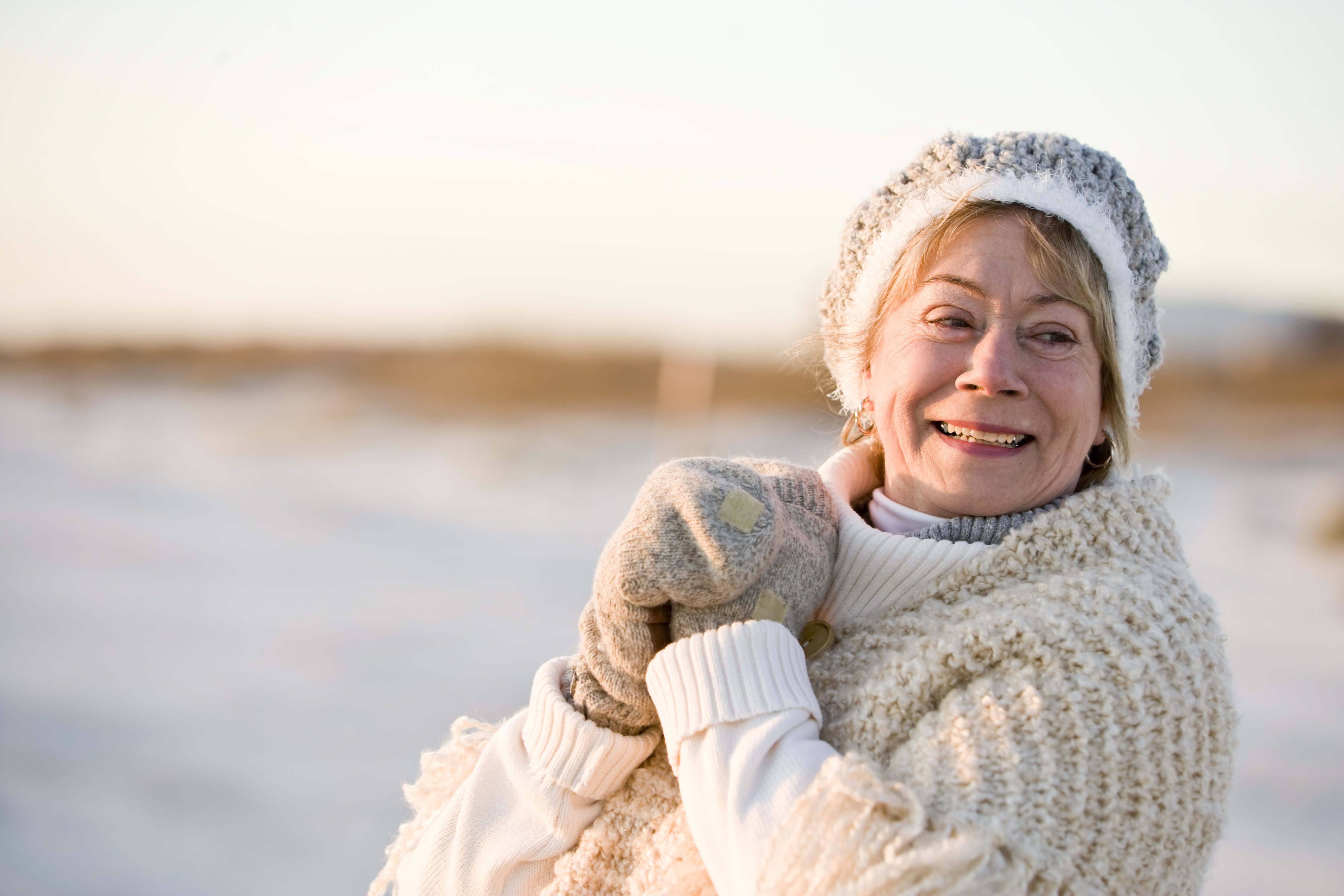 Trotz kühler Temperaturen ist Bewegung besonders für Arthrose-Patienten sinnvoll und wichtig. Foto: djd/CH-Alpha-Forschung/Kablonk Micro - Fotolia