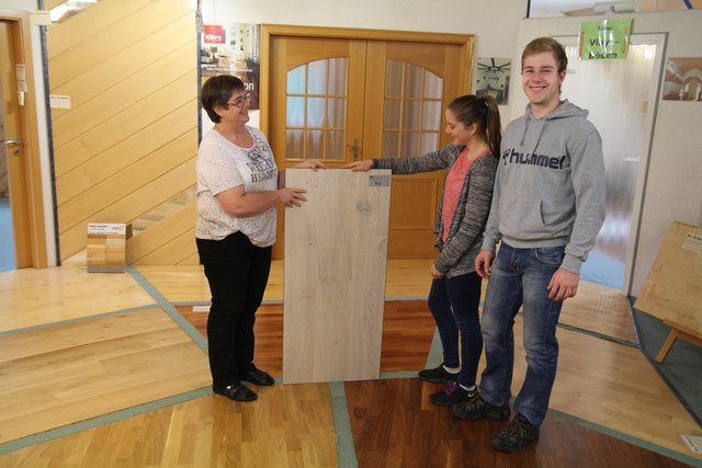 Holz von A bis Z: Eine riesige Auswahl an Böden und alles rund um den Innenausbau präsentiert Anke Kirchgässner-Kloss (links) - hier mit Kerstin und Christoph Kloss.