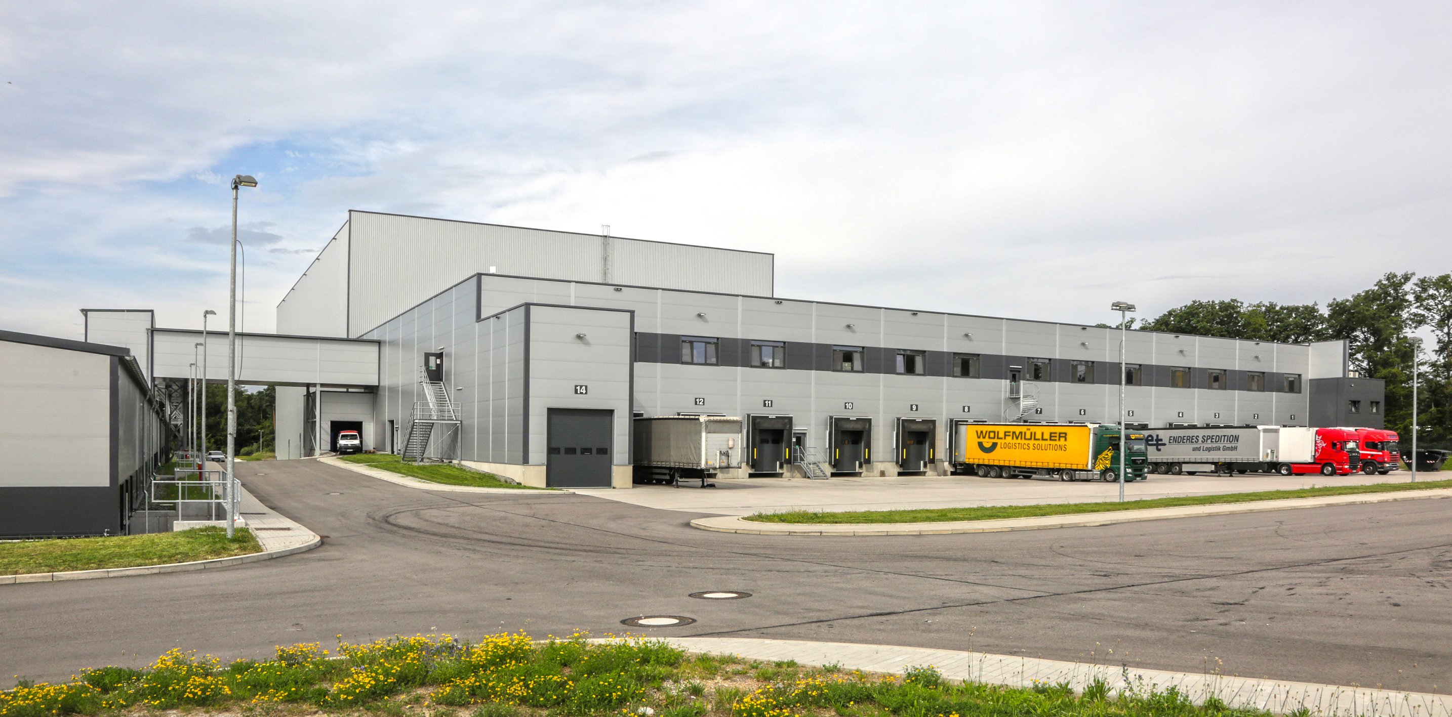 Das neueröffnete Logistikzentrum der Deuerer GmbH in Gölshausen