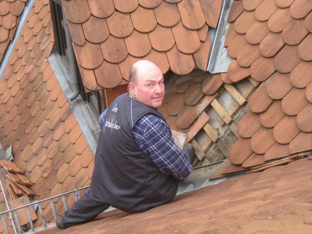 Für Notfälle immer einsatzbereit: Ralf Strippel bei Reparaturen nach der Verpuffung im Feuerwehrhaus Jöhlingen 2012. | Foto: Ralf Strippel