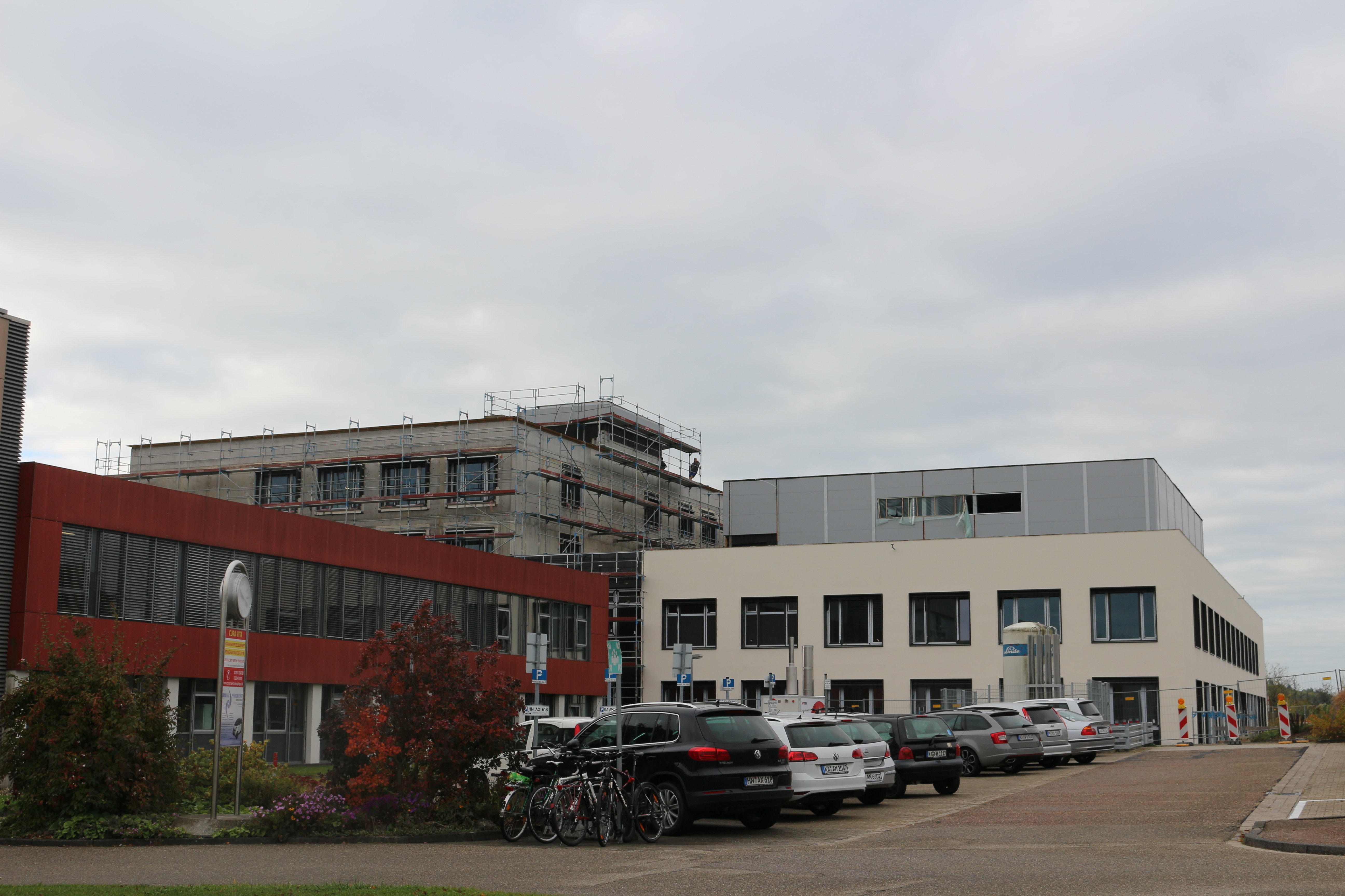 Der „rote Bau” auf dem Areal der Rechbergklinik wird zu einem Fachärztezentrum erweitert.