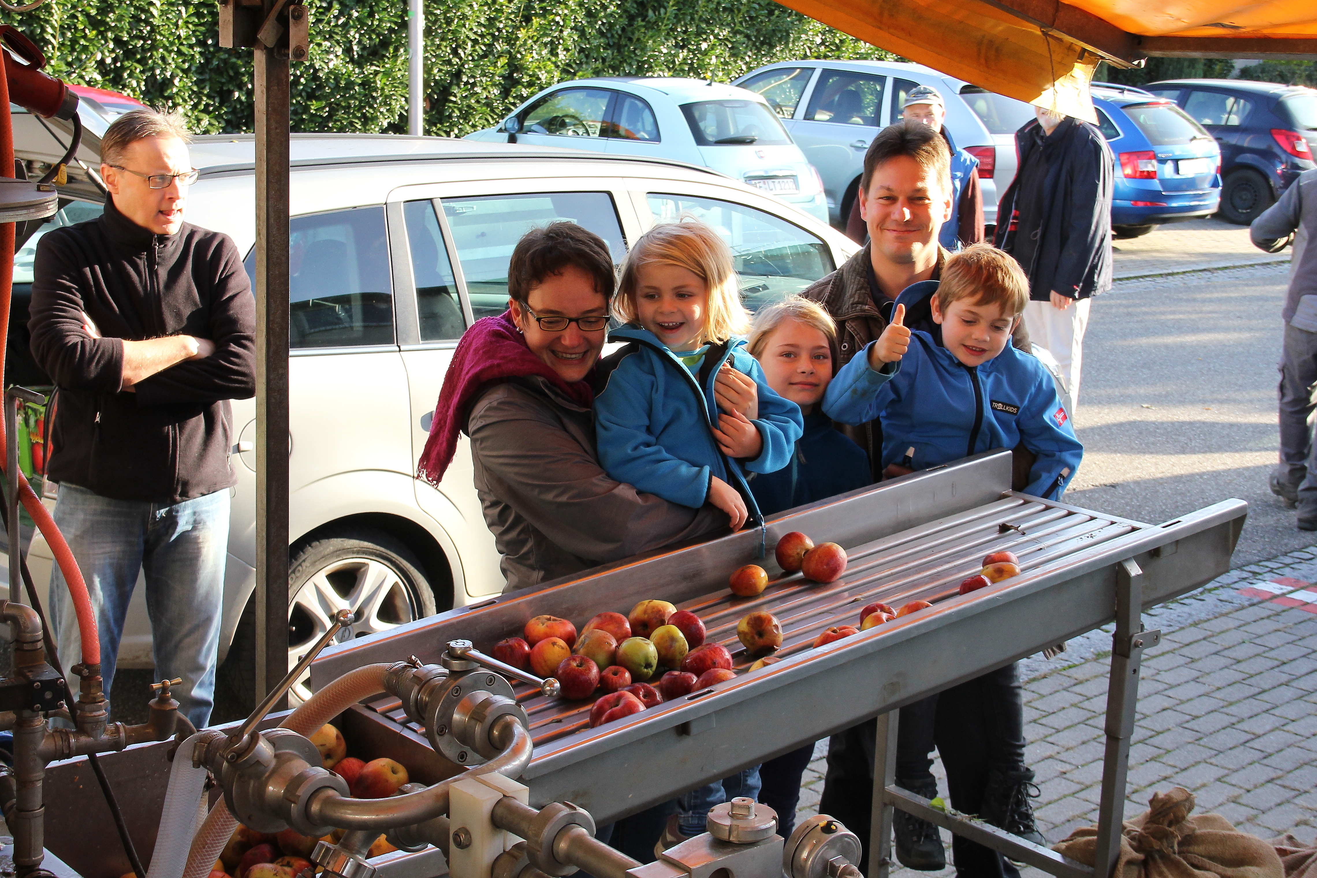 Bildunterschrift:
Sophie, Lucas und Luisa an der Apfelrutsche zum Waschbottich
Foto: Thomas Peschel