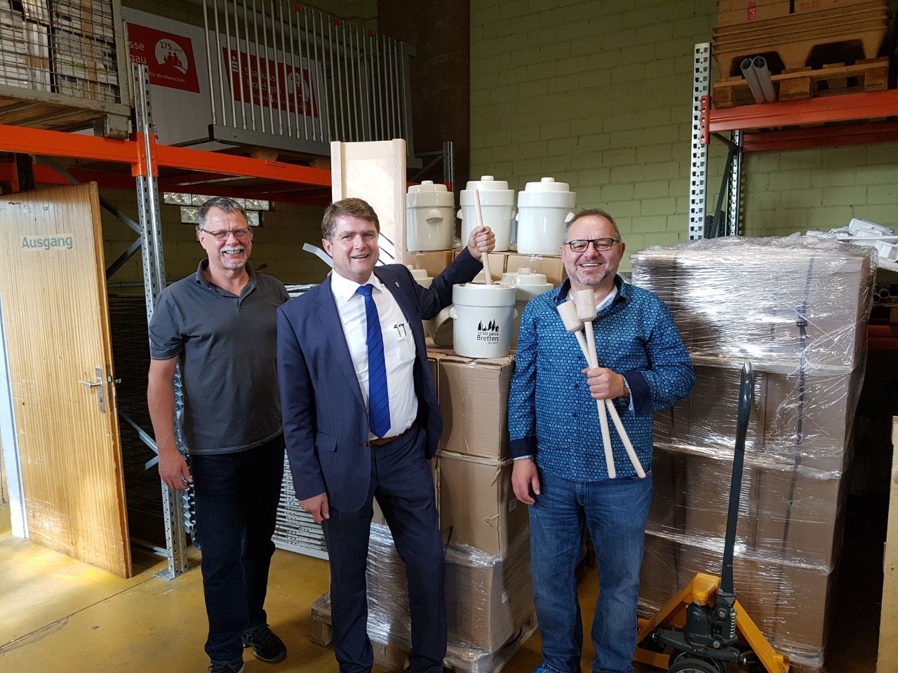 Präsentieren Gärtöpfe, Hobel und Stampfer (von links): Markus Junker, OB Martin Wolff und Leo Vogt.